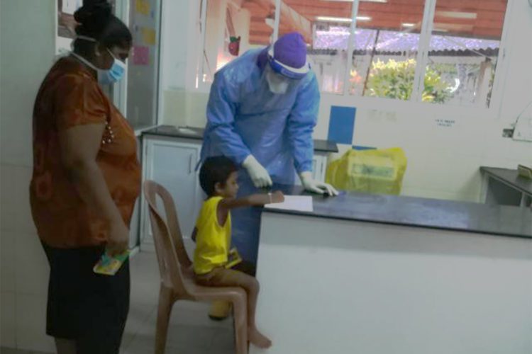 වෛද්ය රකිත කොඩිතුවක්කු අබිමන්ට අකුරු කියවමින්...