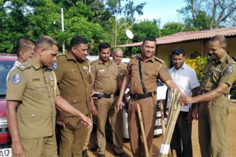 පුරාවස්තු විනාශය ගැන පරීක්ෂණ කරන පොලිස් කණ්ඩායම