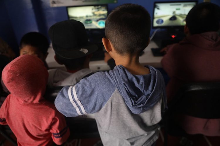 Un grupo de menores que permanecen es una casa de acogida observando computadoras el pasado 13 de mayo, en Ciudad de MÈxico (MÈxico). EFE/S·shenka GutiÈrrez