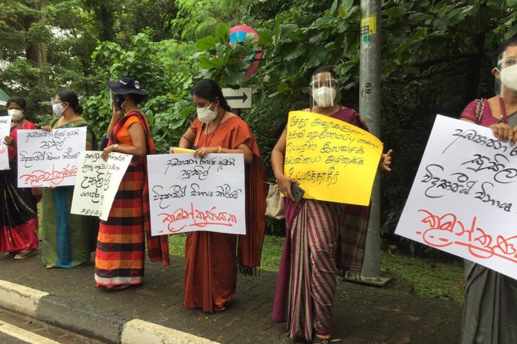 පාර්ලිමේන්තු වටරවුම අසල...
