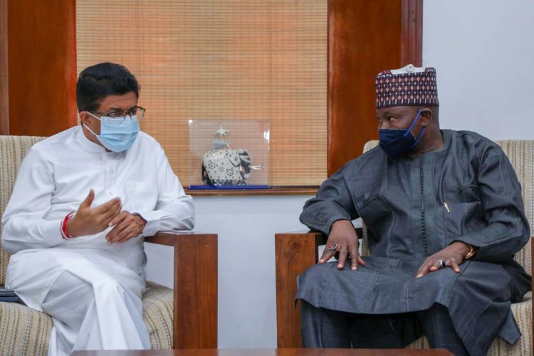 බලශක්ති අමාත්ය උදය ගම්මන්පිල ශ්රී ලංකාවේ නයිජීරියානු මහ කොමසාරිස් අහමඩ් සුලේ සමඟ