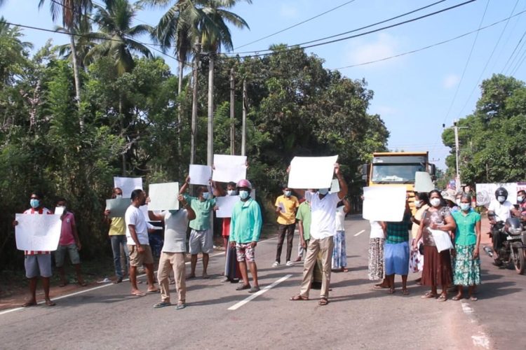 මැරයින් අත්අඩංගුවට ගන්නැයි ගම්වැසියන් උද්ඝෝෂණයක...