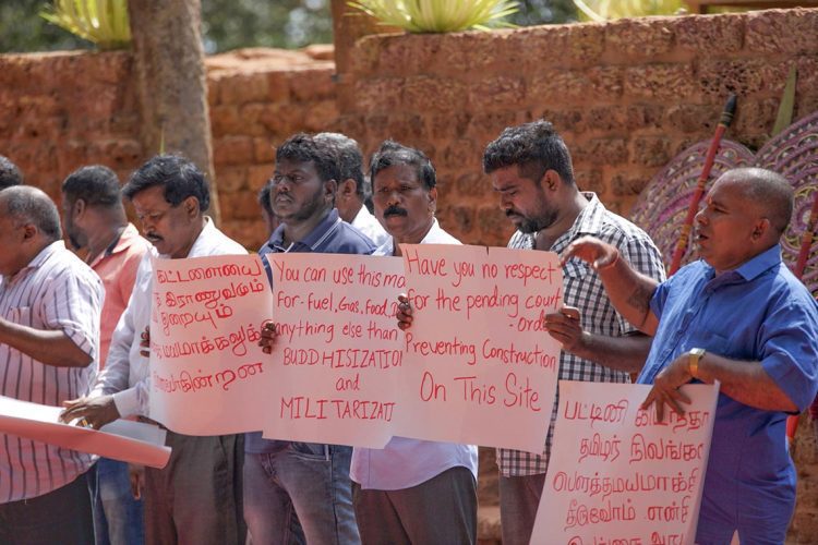 දෙමළ ජාතික සංධානයේ මන්ත්රීවරුන් මෙහෙයවීමෙන් කුරුඳුමලේ දාගැබ සංරක්ෂණයට එරෙහිව දියත් වූ විරෝධතා..