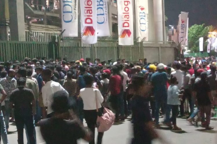 තරගය නැරඹීමට ප්රවේශපත්ර මිල දී ගත නොහැකි වූ ප්රේක්ෂකයින්...