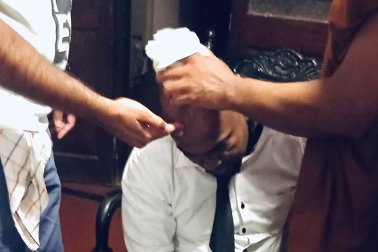 හමුදා සාමාජිකයන්ගේ ප්රහාරයට ලක් වූ නීතිඥ චාමර ජයසිංහ