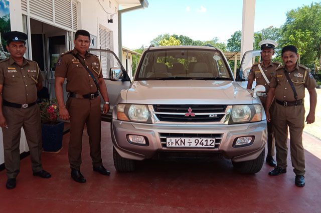 පොලිස් අත්අඩංගුවට ගත් මොන්ටොරෝ රථය...