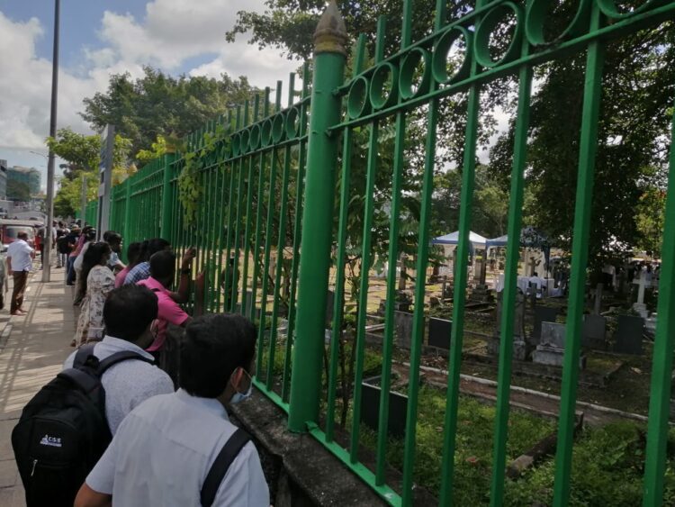 දිනේස් ෂාෆ්ටර් දේහය ගොඩ ගැනීමේ කටයතු ආවරණයට ගිය මාධ්යවේදීන් පිටත රැඳී සිටින අයුරු