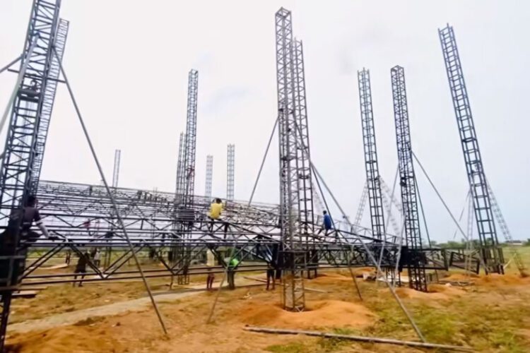වනාන්තර කලාපයේ දැවැන්ත වේදිකාව ඉදි වූ අයුරු...