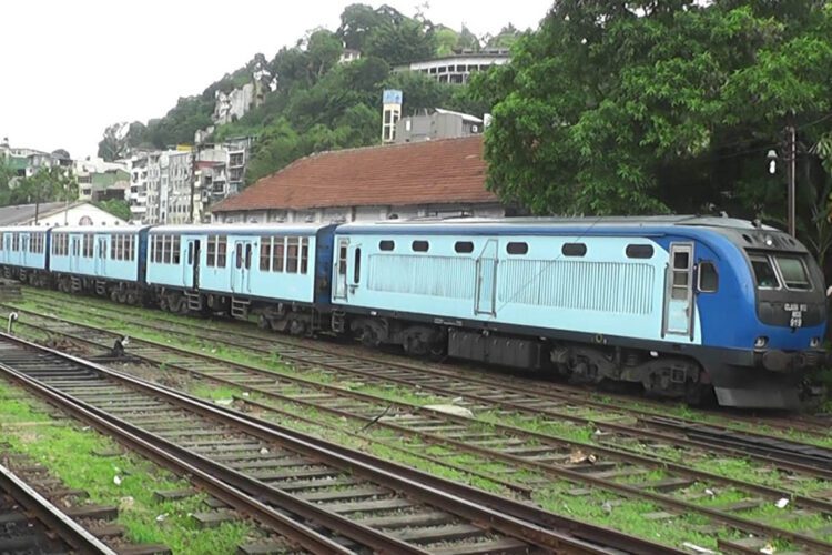 අලුතින් ලැබුණු දුම්රිය මහනුවර දුම්රිය ස්ථානයේ නවත්වා ඇති අයුරු...