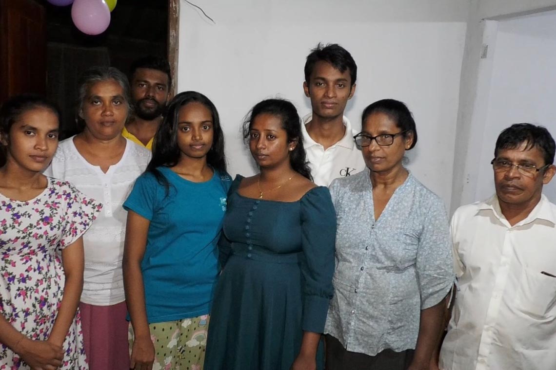 සමුදිත පවුලේ ඥාතින් සමග