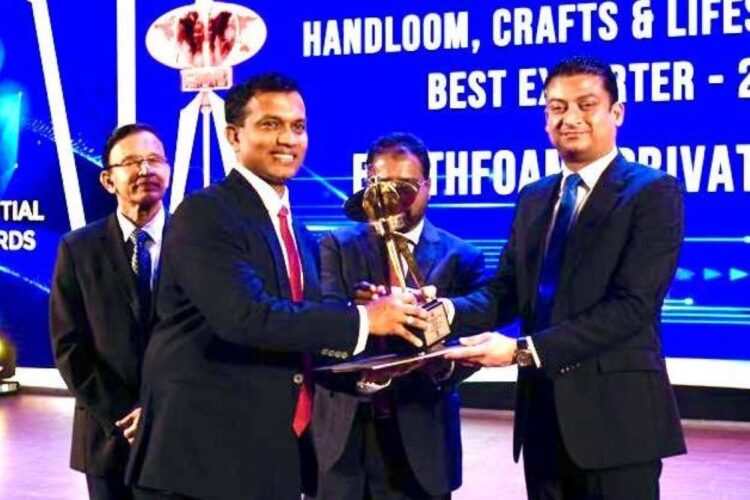 Earthfoam Managing Director Januka Karunasena receiving the award