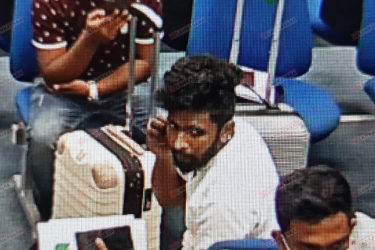 පියුමා රටින් පනින්න ගුවන් යානයට නැගීම සඳහා පෝලිමේ ඉන්න හැටි...