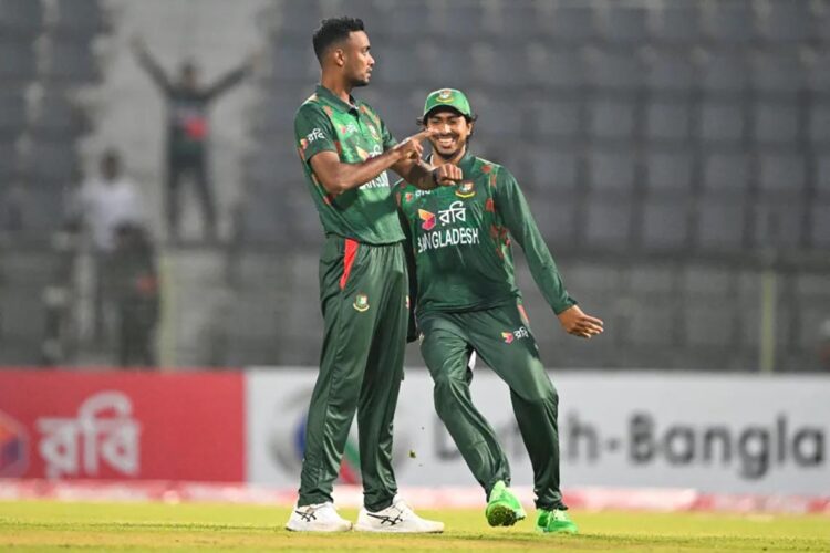 පළමු තරගයේ 2වැනි පන්දුවෙන් අවිශ්ක දැවී ගිය විට අදාලම නැති ටයිම් අවුට් අභිනය පෙන්වා නා ගැනීම අරඹූ ෂොරිෆුල් ඉස්ලාම්...