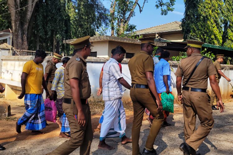 පිරිස අධිකරණයට රැගෙන පැමිණි අවස්ථාව...
