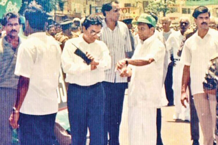 මරණයට මොහොතකට පෙර... රණසිංහ ප්රේමදාස ජනාධිපතිවරයා ආමර්විවිදියේ...