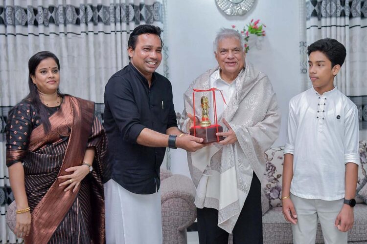 මඩකලපු සංචාරය අතර ජනපති වියාලේන්ද්රන්ගේ පවුලේ අය සමග...