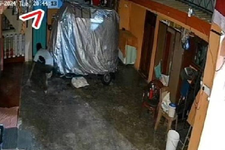 නිරුවත වීඩියෝ කරමින් සිටි කථිකාචාර්යවරයා පැන යන ආකාරය සීසීටීවි. දර්ශනවල පෙනෙන අයුරු...