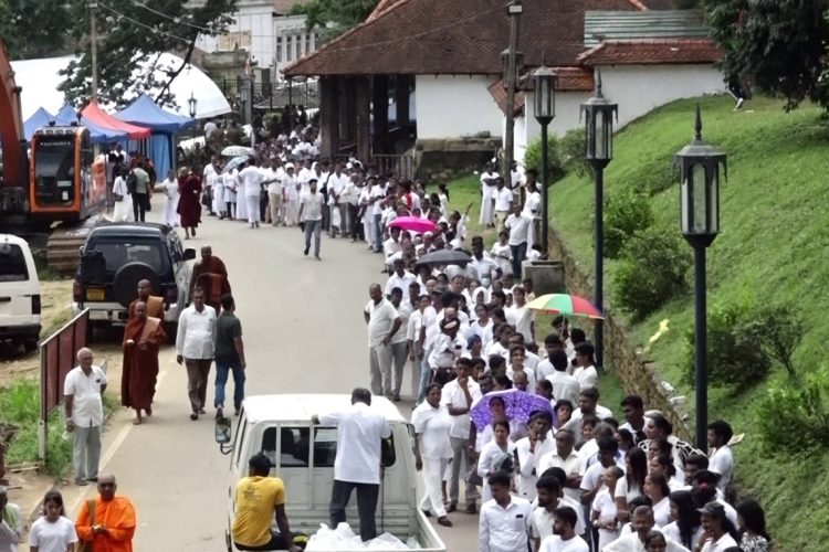පෝලිමේ සිටි මිනිස්සුන්ට දළදා දැක්ම අහිමි කළ විලිලජ්ජා නැති