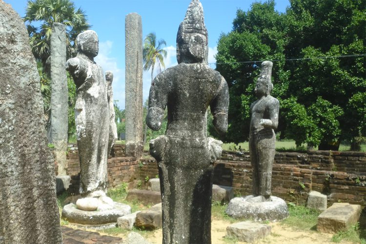 මුහුදු මහා විහාරයේ නටබුන්...