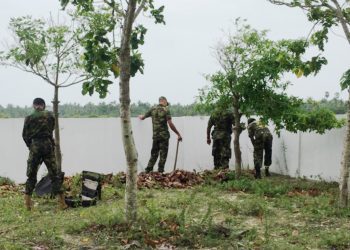 චෙම්මිනි සුසාන භූමිය අසල පුපුරණ ද්‍රව්‍ය සොයමින්...