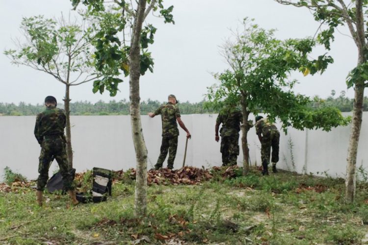 චෙම්මිනි සුසාන භූමිය අසල පුපුරණ ද්‍රව්‍ය සොයමින්...