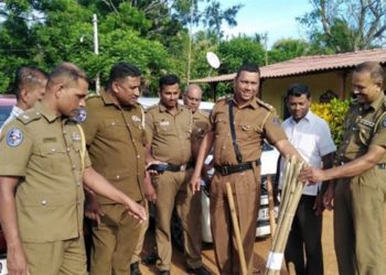 පුරාවස්තු විනාශය ගැන පරීක්ෂණ කරන පොලිස් කණ්ඩායම