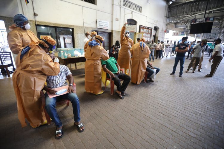 කොළඹ කොටුව දුම්රිය ස්ථානය තුළ අහඹු ලෙස ප්‍රජාවගෙන් නියැදි ගෙන පී.සී.ආර්. පරීක්ෂණ කරන අයුරු