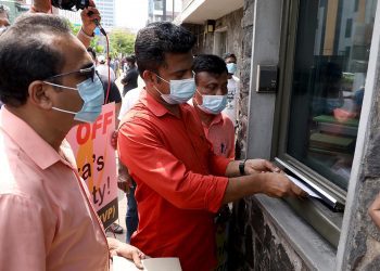 ඇමරිකානු තානාපති කාර්යාලයට ලිපිය භාර දුන් අවස්ථාව