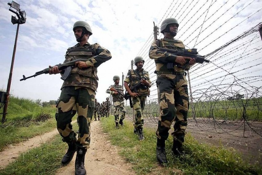 India Pakistan Report Deadly Violence Along Kashmir Border
