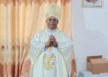 විශේෂ ලෝගුව හා මකූඨය පැළඳගත් මන්නාරම රදගුරු එමානුවල් ෆ්‍රැන්සිස් හිමිපාණන්