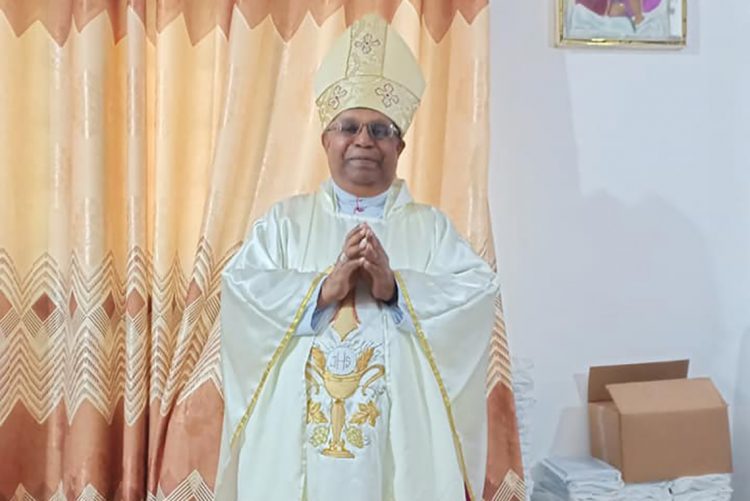 විශේෂ ලෝගුව හා මකූඨය පැළඳගත් මන්නාරම රදගුරු එමානුවල් ෆ්‍රැන්සිස් හිමිපාණන්