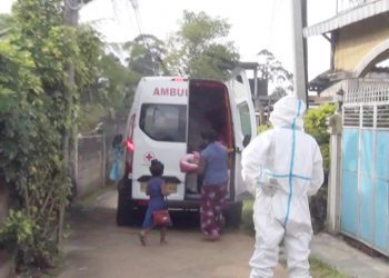 අසාදිත පිරිස ප්‍රතිකාර සඳහා රැගෙන යමින්