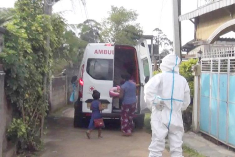 අසාදිත පිරිස ප්‍රතිකාර සඳහා රැගෙන යමින්