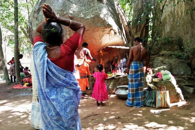 වෙඩ්ඩුක්කුනාරිමලෙයි බෞද්ධ සිද්ධස්ථානය බලහත්කාරයෙන් අත්පත් කරගෙන  ආදී ලිංගේස්වර කෝවිල හදාගෙන තිබුණු අයුරු...