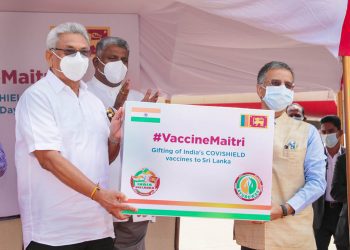 ඉන්දීය මහකොමසාරිස්වරයා විසින් එන්නත් තොගය සංකේතාත්මකව ජනාධිපතිවරයා වෙත පිළිගන්වමින්