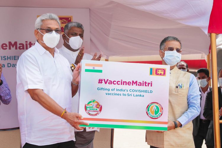 ඉන්දීය මහකොමසාරිස්වරයා විසින් එන්නත් තොගය සංකේතාත්මකව ජනාධිපතිවරයා වෙත පිළිගන්වමින්