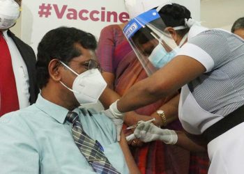 විශේෂඥ වෛද්‍ය ආනන්ද විජේවික්‍රම එන්නත ලබා ගනිමින්..