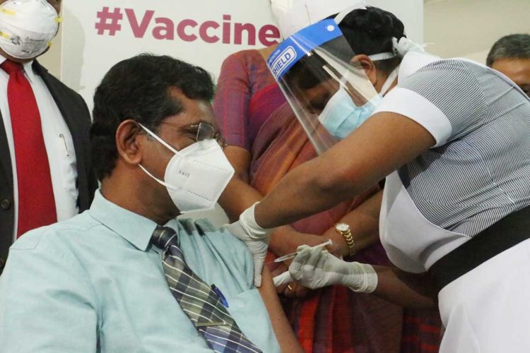 විශේෂඥ වෛද්‍ය ආනන්ද විජේවික්‍රම එන්නත ලබා ගනිමින්..