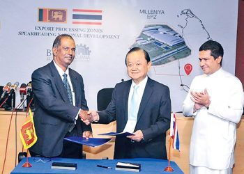 එවකට ආයෝජන මණ්ඩල සභාපතිවරයා විසින් තායිලන්ත ආයෝජකයන් සමග ගිවිසුමට අත්සන් කළ අවස්ථාව... එවකට කර්මාන්ත රාජ්‍ය ඇමතිවරයාත් පසෙකින්...