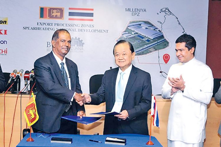 එවකට ආයෝජන මණ්ඩල සභාපතිවරයා විසින් තායිලන්ත ආයෝජකයන් සමග ගිවිසුමට අත්සන් කළ අවස්ථාව... එවකට කර්මාන්ත රාජ්‍ය ඇමතිවරයාත් පසෙකින්...