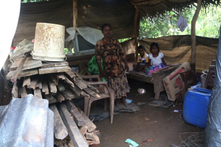 ජීවත්වුන පැල්පත කඩා දමා  ගෙවල් හදන්නට ආණ්ඩුවේ ව්‍යාපෘතියකට ගොස් මඩුවකට වැටුණු ජීවිත...