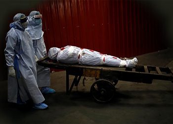 Health workers carry the body of a man who died due to the coronavirus disease (COVID-19) for his cremation at a crematorium in New Delhi, India, June 4, 2020. REUTERS/Adnan Abidi