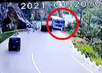 බස් රථය අනතුරට ලක්වීමට මොහොතකට පෙර.... වම්පස ඇත්තේ කඩා වැටුණු ගලයි. ඒ ගල හේතුවෙන් මාර්ගය පටු වී ඇති අයුරු...