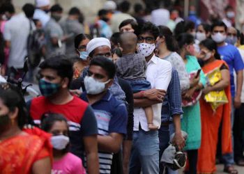 People wait in a line to enter a supermarket amidst the spread of the coronavirus disease (COVID-19) in Mumbai, India, April 4, 2021. REUTERS/Francis Mascarenhas