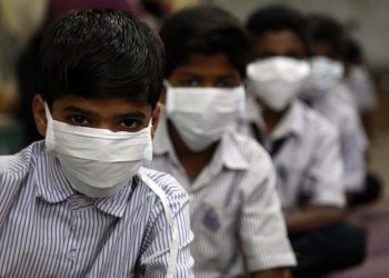 MUMBAI, INDIA - FEBRUARY 20: A class of Indian students have taken to wearing masks to avoid contracting swine flu in Mumbai, India on 20 February, 2015. Forty more deaths due to contagious swine flu were reported in the country taking the toll to 703 as the virus continued to spread its tentacles to new states. (Photo by Imtiyaz Shaik/Anadolu Agency/Getty Images)