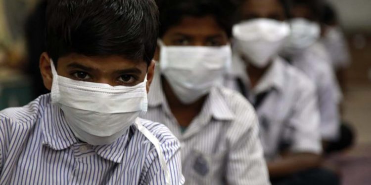 MUMBAI, INDIA - FEBRUARY 20: A class of Indian students have taken to wearing masks to avoid contracting swine flu in Mumbai, India on 20 February, 2015. Forty more deaths due to contagious swine flu were reported in the country taking the toll to 703 as the virus continued to spread its tentacles to new states. (Photo by Imtiyaz Shaik/Anadolu Agency/Getty Images)