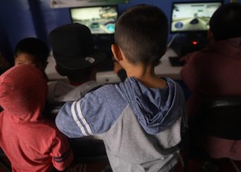Un grupo de menores que permanecen es una casa de acogida observando computadoras el pasado 13 de mayo, en Ciudad de MÈxico (MÈxico). EFE/S·shenka GutiÈrrez