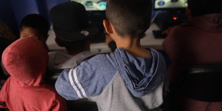 Un grupo de menores que permanecen es una casa de acogida observando computadoras el pasado 13 de mayo, en Ciudad de MÈxico (MÈxico). EFE/S·shenka GutiÈrrez