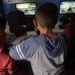 Un grupo de menores que permanecen es una casa de acogida observando computadoras el pasado 13 de mayo, en Ciudad de MÈxico (MÈxico). EFE/S·shenka GutiÈrrez