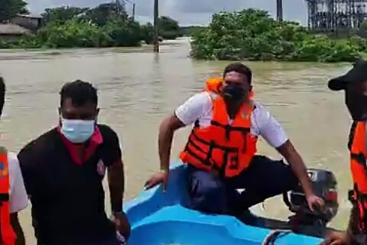 අත්තනගලු ඔය පිටාර ගැලීමෙන් අවතැන් පිරිසක් ආපදා කළමනාකරණය මධ්‍යස්ථානය මගින් ගලවා ගත් අවස්ථාවක්...